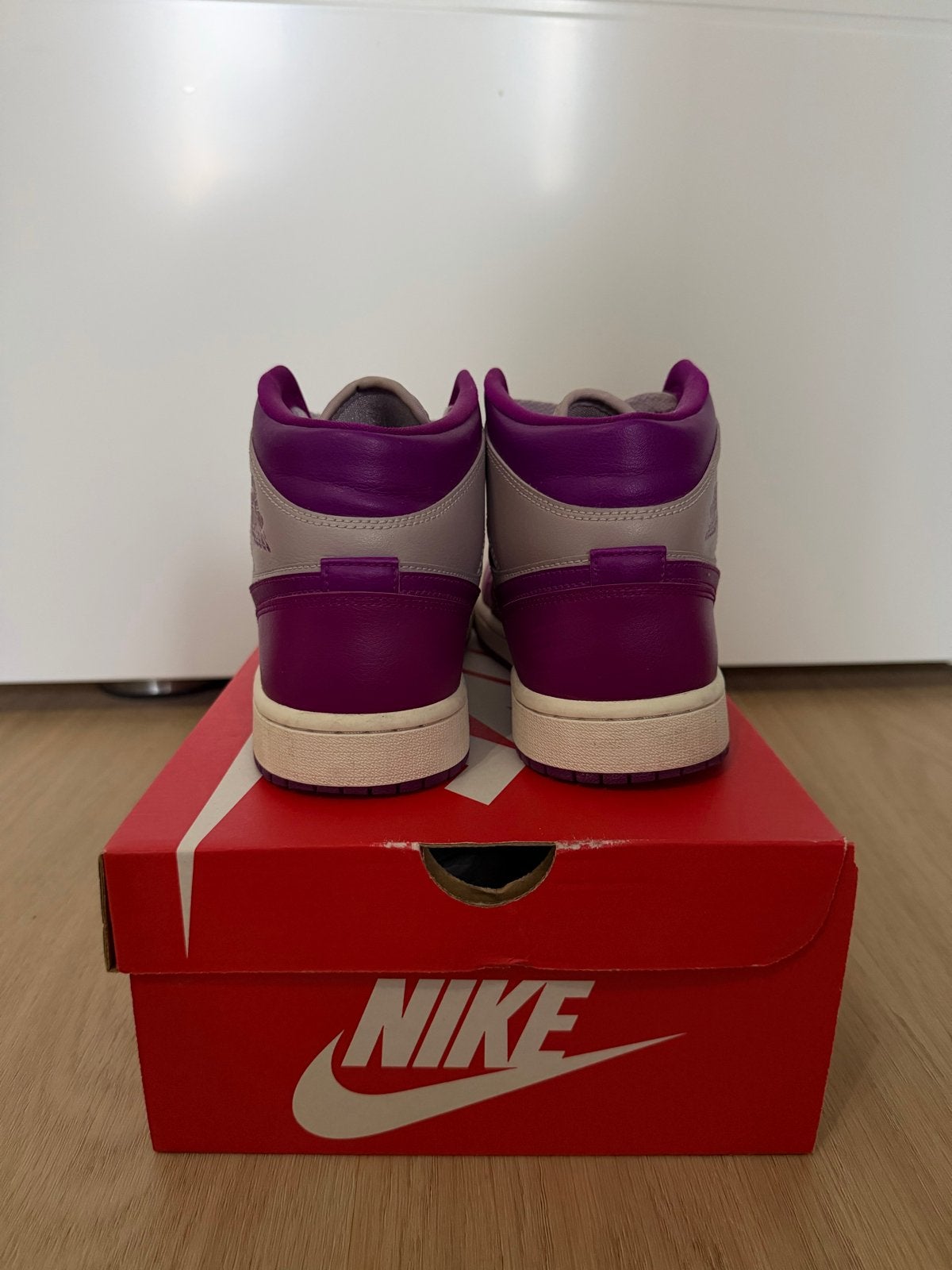 Jordan Air Jordan 1 Mid – Paars/Grijs – Maat 42.5, Kleding | Heren, Schoenen, Ophalen of Verzenden, Zo goed als nieuw, Overige kleuren