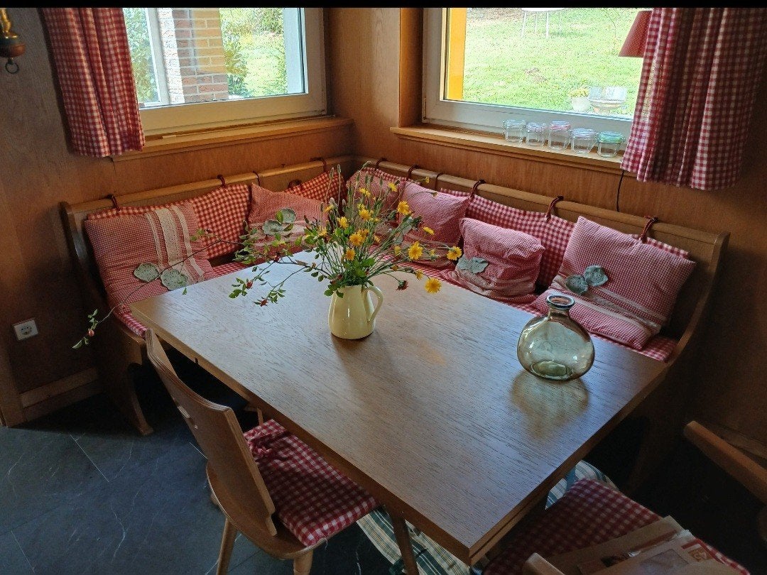 Gezellige Duitse eethoek met tafel, bank, en 2 stoelen., Ophalen, Gebruikt, 100 tot 150 cm, Landelijk, Rustiek
