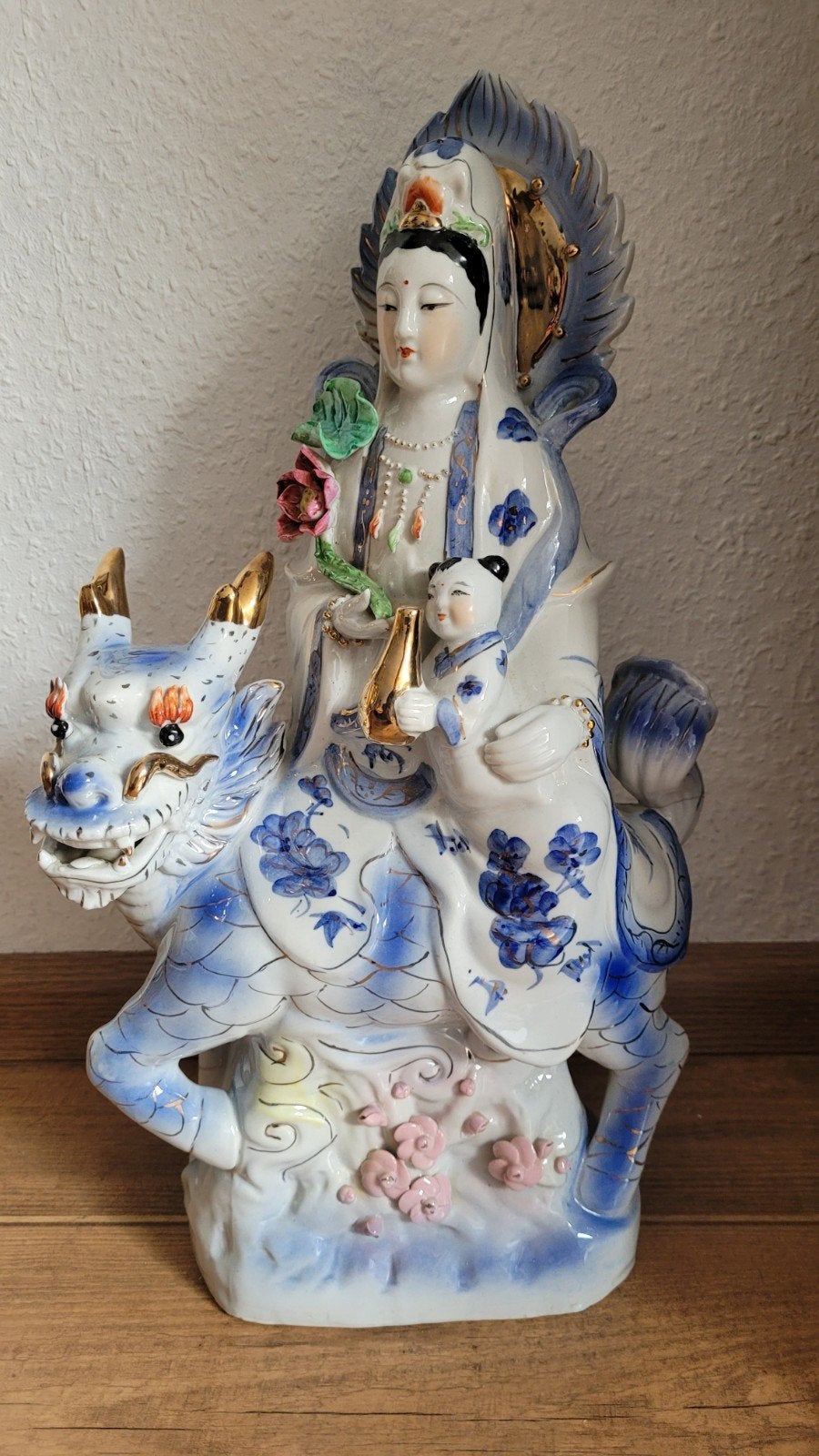 Groot Chinees porseleinen beeld Guanyin op draak, 47 cm, Ophalen, Steen/keramiek, Blauw, Geschilderd