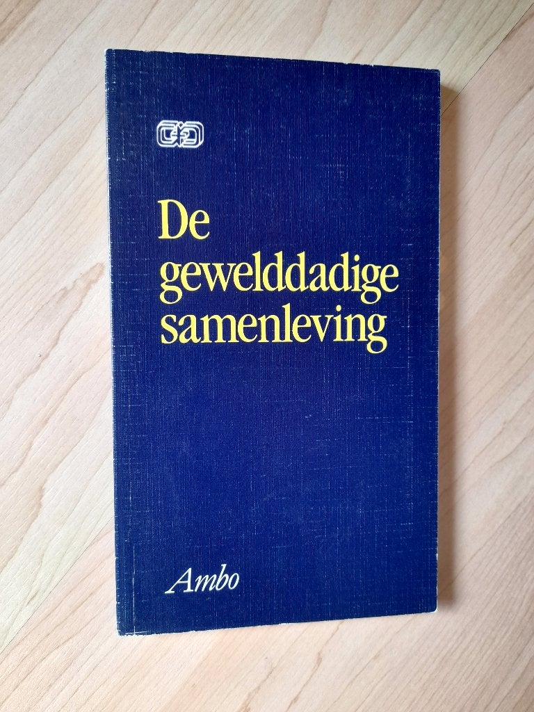 DE GEWELDDADIGE SAMENLEVING, Ophalen of Verzenden, Gelezen