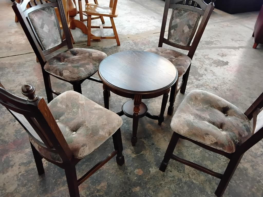 Leuk! Vier stoelen met tafel(tje). Second Life Wolvega.