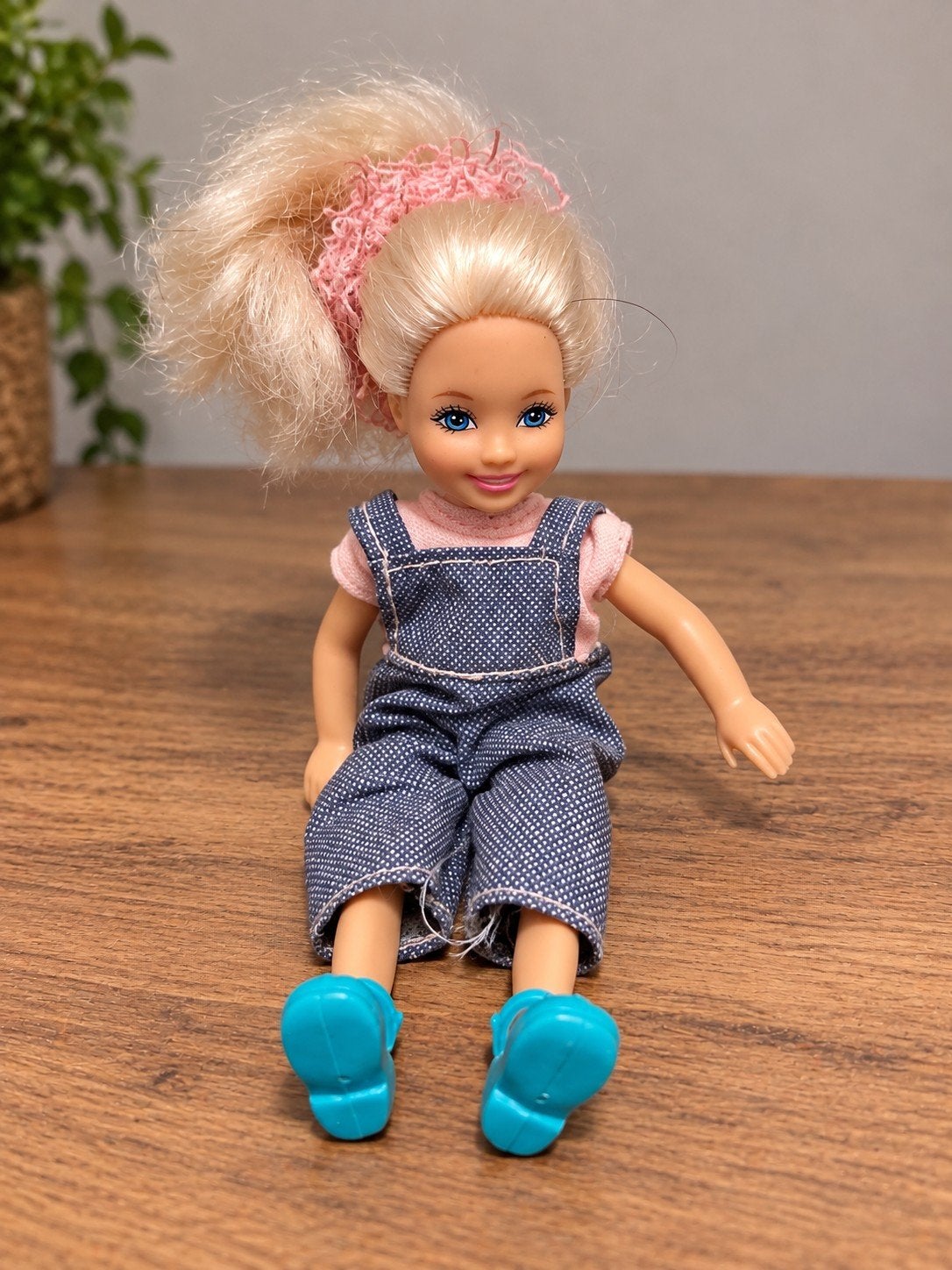 Barbie Club Chelsea Pop (Mattel 2010) - Inclusief Outfit!, Kinderen en Baby's, Ophalen of Verzenden, Gebruikt, Barbie