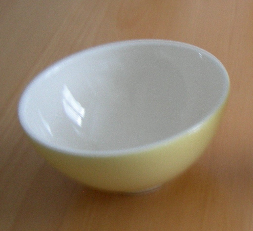 Schaaltje. Kleur Geel/Wit. Afmeting Ø13x6 cm., IKEA, Ophalen of Verzenden, Overige stijlen, Aardewerk