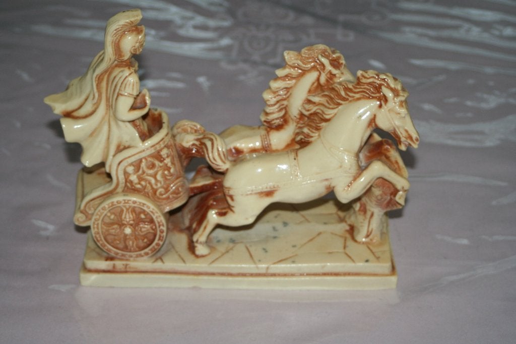Antieke hele mooie beeld strijdwagen, Antiek en Kunst, Overige onderwerpen, Ophalen of Verzenden, 20 - 50 cm, Wit