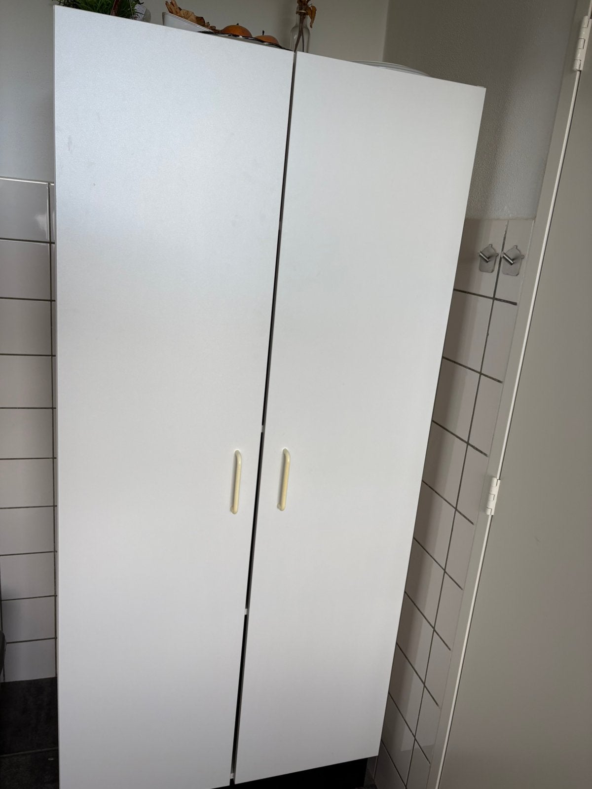 Gratis grote witte (voorraad) kast, Huis en Inrichting, Ophalen, Gebruikt, 50 tot 100 cm, 150 tot 200 cm