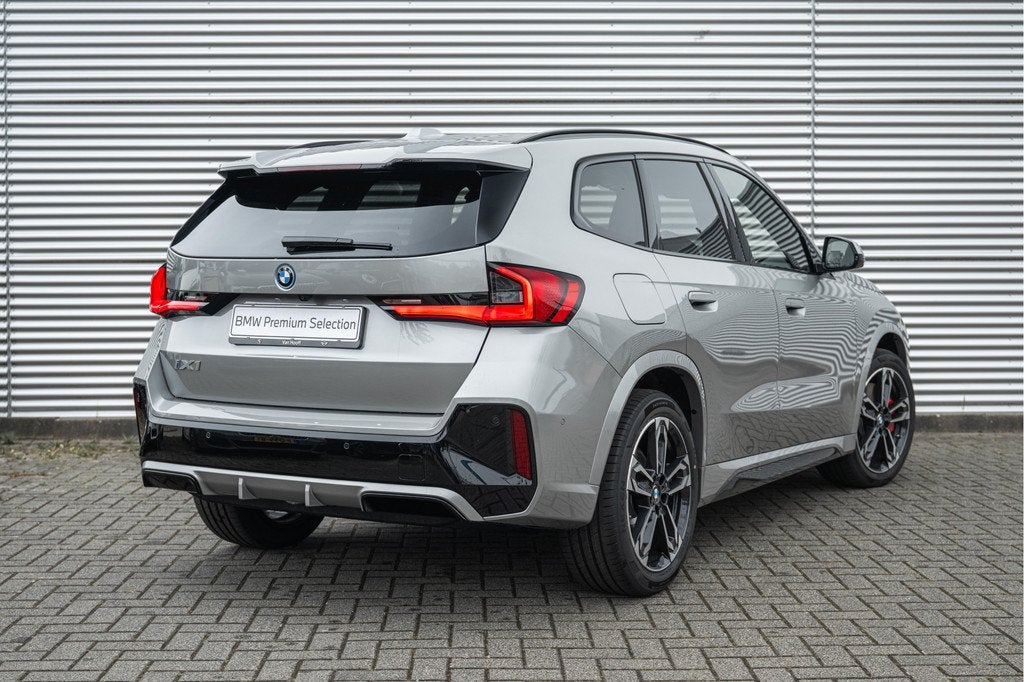 BMW iX1 eDrive20 M Sport / Trekhaak / Panoramadak / Sportsto, Auto's, BMW, Stoelverwarming, Met garantie (alle), 24 min, Origineel Nederlands