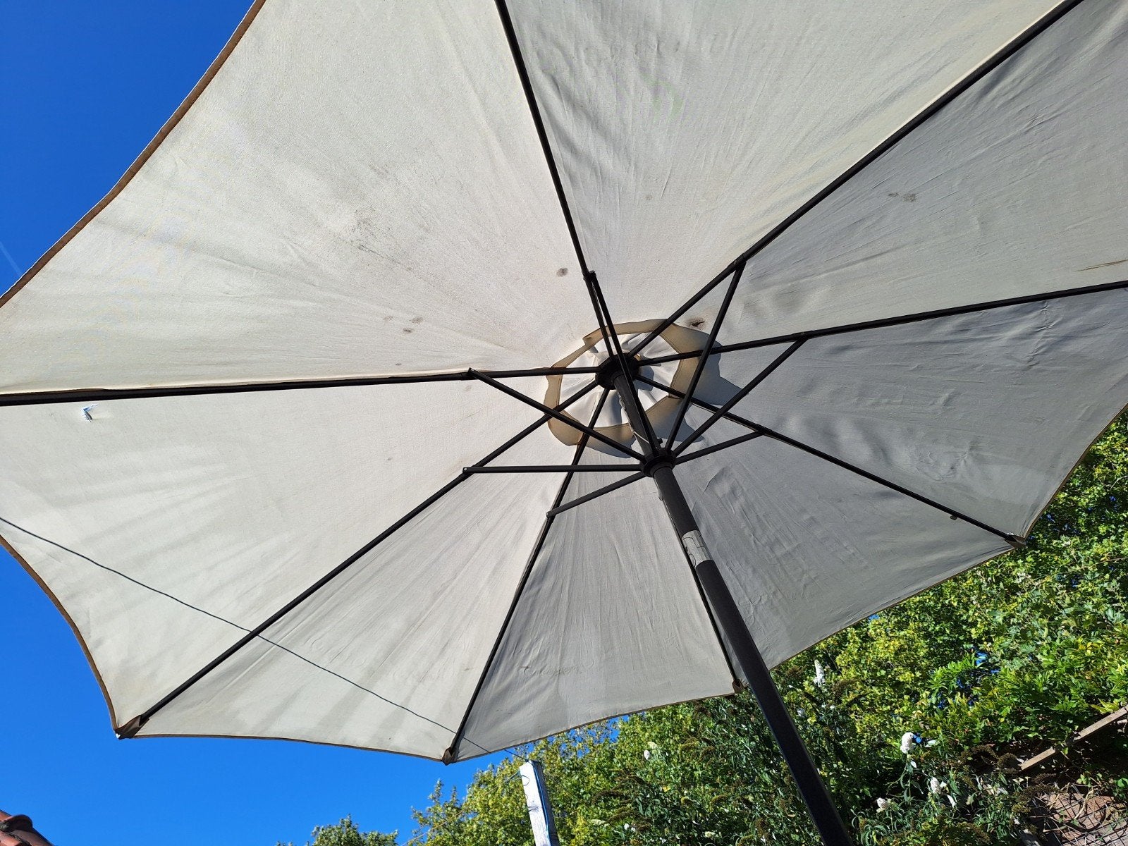 Beige parasol met groene voet en hoes, Tuin en Terras, Ophalen, Gebruikt, Stokparasol