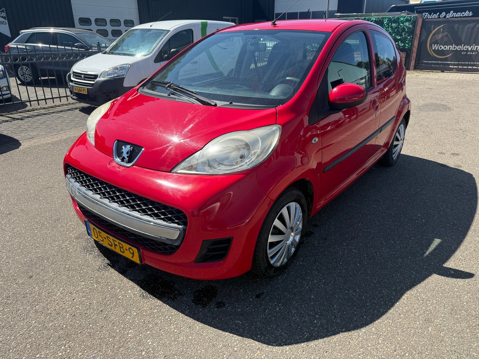 Peugeot 107 1.0 12V 5DR 2011 Rood, Auto's, Peugeot, Voorwielaandrijving, Stof, 4 stoelen, Airbags