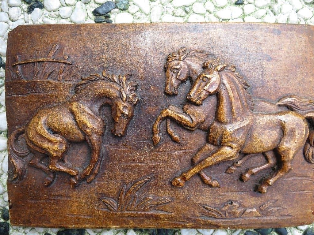 mooi wandbord met wilde paarden 28/18 cm uit massief gips, Ophalen of Verzenden