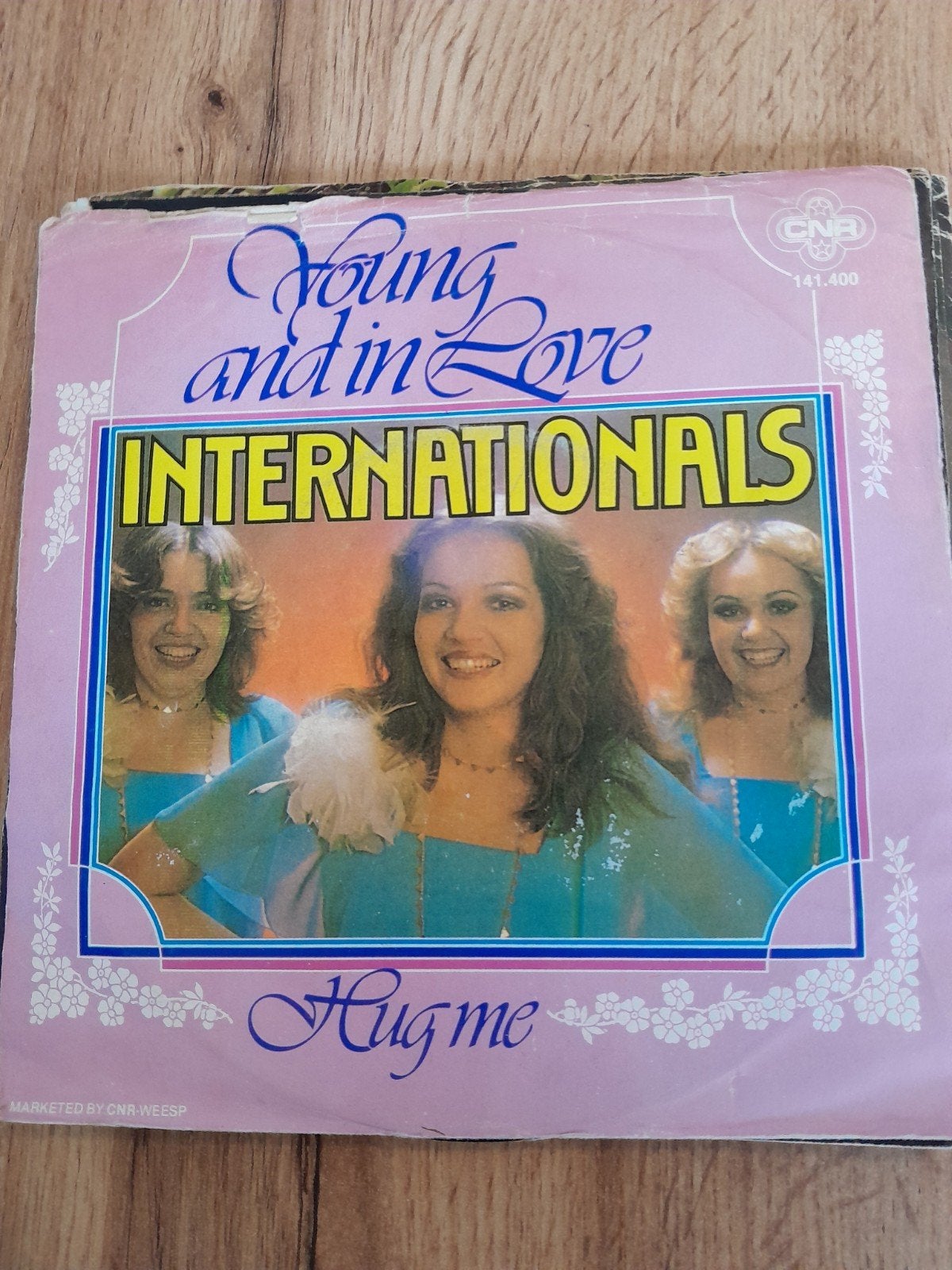 the internationals 7 inch young and in love, Ophalen of Verzenden, Zo goed als nieuw, Pop