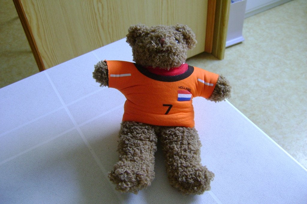 bruine voetbal mascotte beer met oranje shirt met nr 7 erop, Verzamelen, Sportartikelen en Voetbal, Ophalen of Verzenden, Zo goed als nieuw