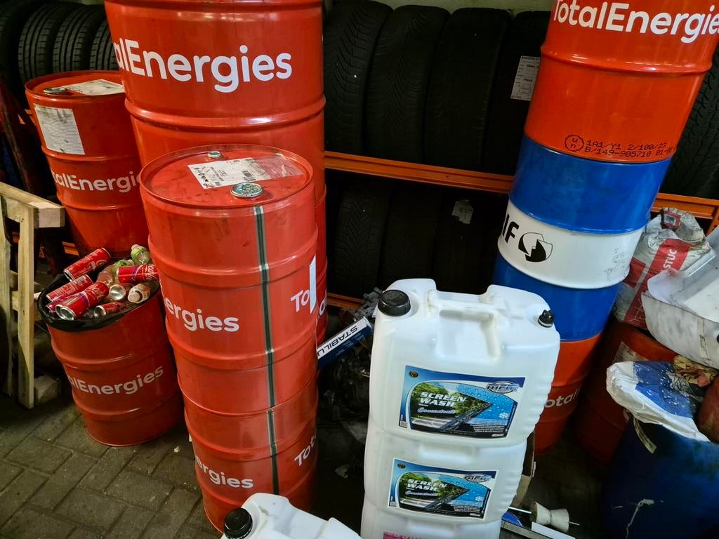 Drum, olievat, vuurkorf, bbq, prullenbak etc.
en jerrycans, Ophalen