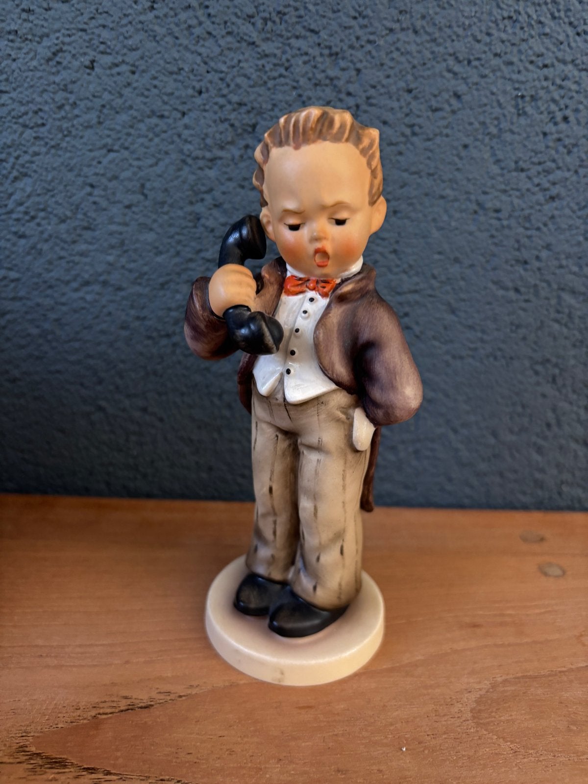 Vintage Hummel beeldje: Jongen aan de telefoon 124/0, Ophalen, Zo goed als nieuw, Hummel