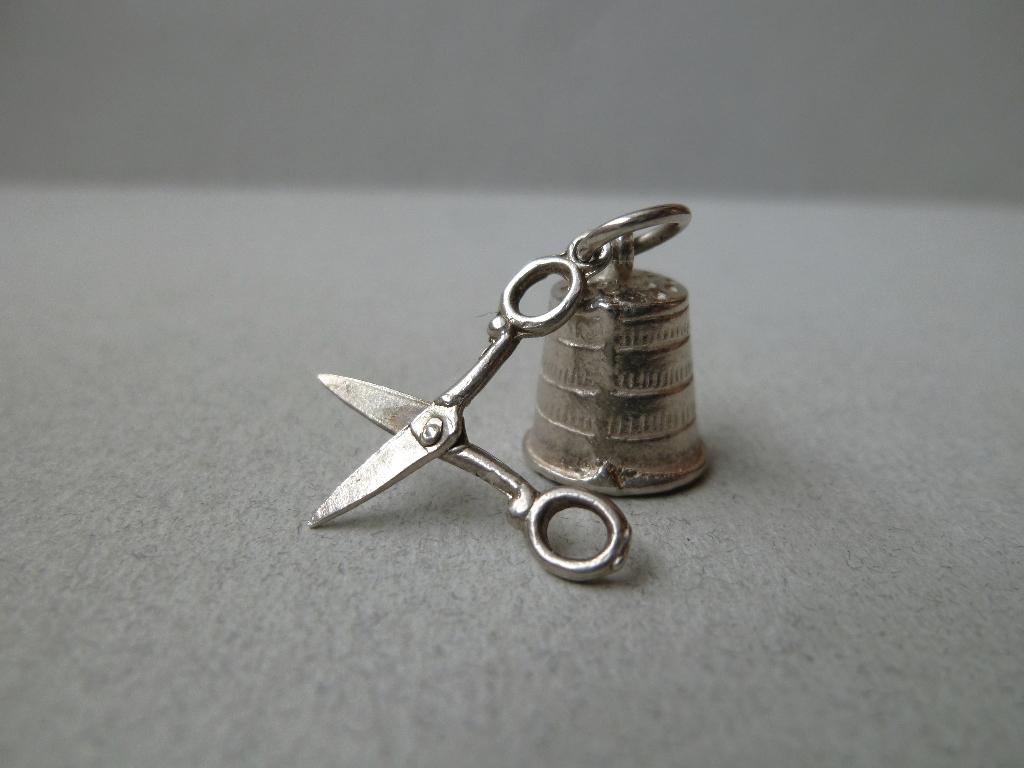 Oude bedel zilver Vingerhoed en Schaar opent Naaigerei, Sieraden, Tassen en Uiterlijk, Antieke sieraden, Hanger, Zilver, Verzenden