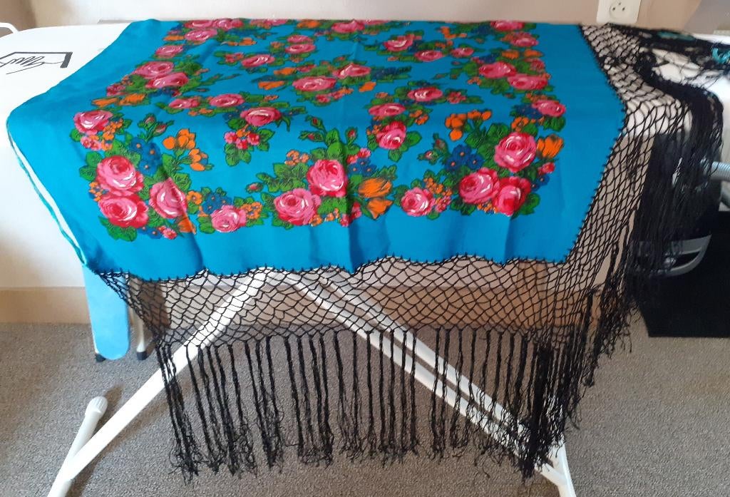 Omslagdoek Roemenië, Ophalen of Verzenden, Zo goed als nieuw, Maat 42/44 (L), Sjaal