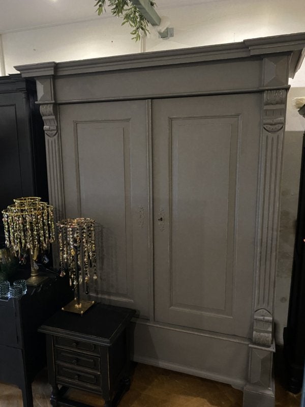 Foto 4 van Grote antieke kast greige, vintage servieskast, legkast VdlM