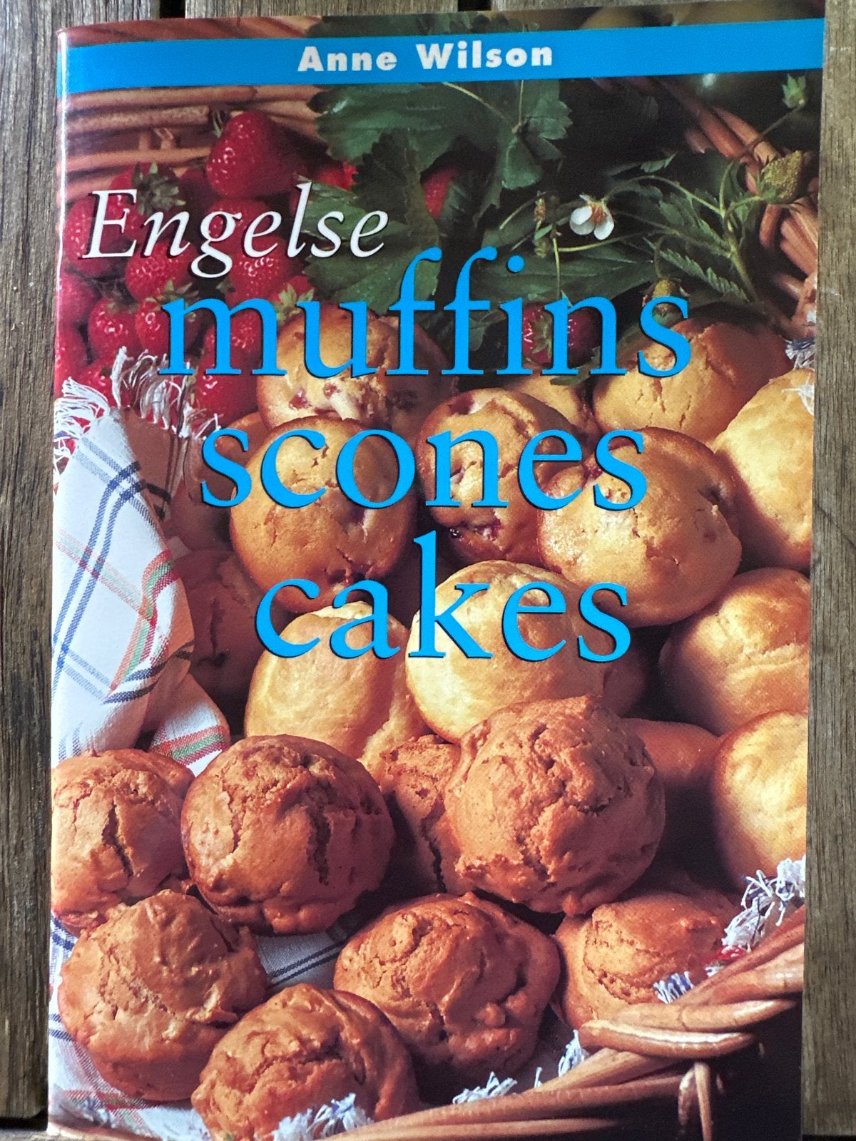 Engelse muffins, scones & cakes - Anne Wilson, Ophalen of Verzenden, Zo goed als nieuw, Europa, Taart, Gebak en Desserts
