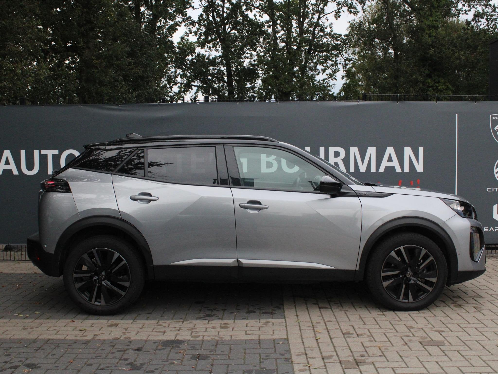 Peugeot 2008 1.2 Hybrid 145PK GT Automaat Navigatie, Rondom, Auto's, Gebruikt, Euro 6, 1199 cc, Leder en Stof