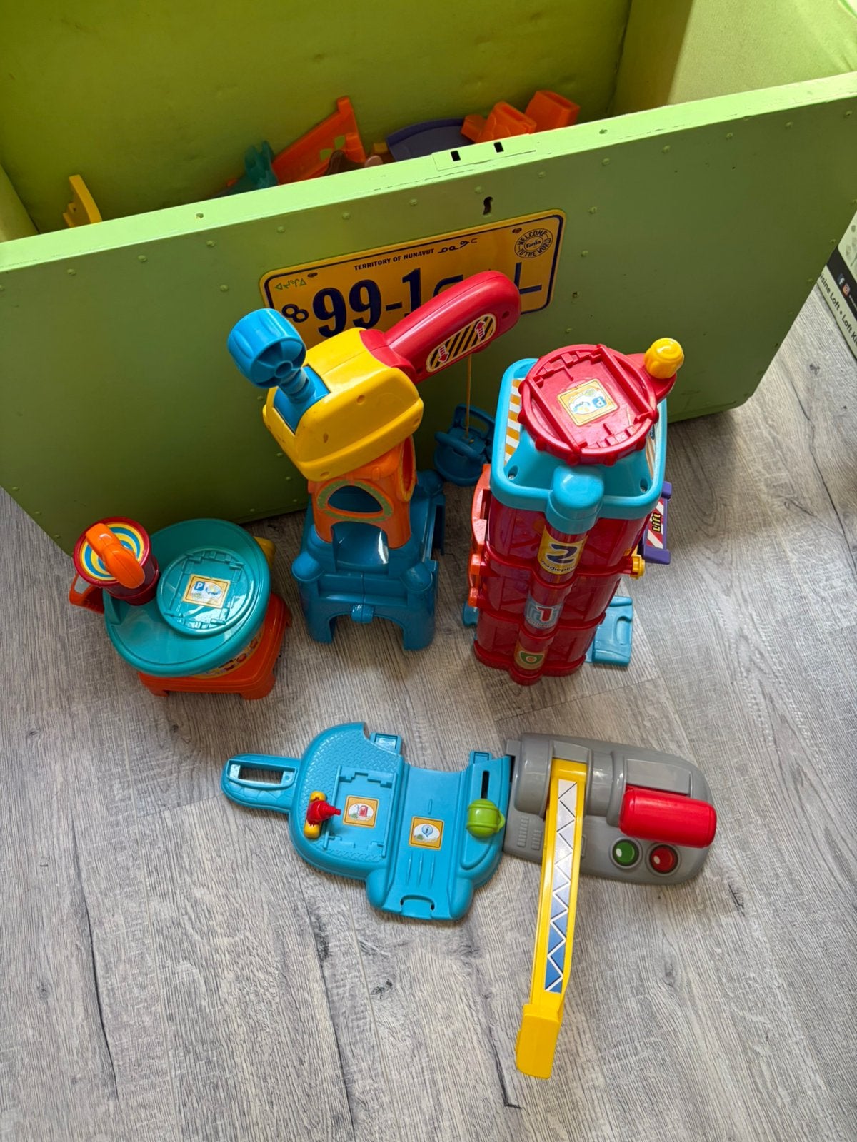 Grote kist met Vtech toet -toet, Ophalen, Zo goed als nieuw, 2 tot 4 jaar