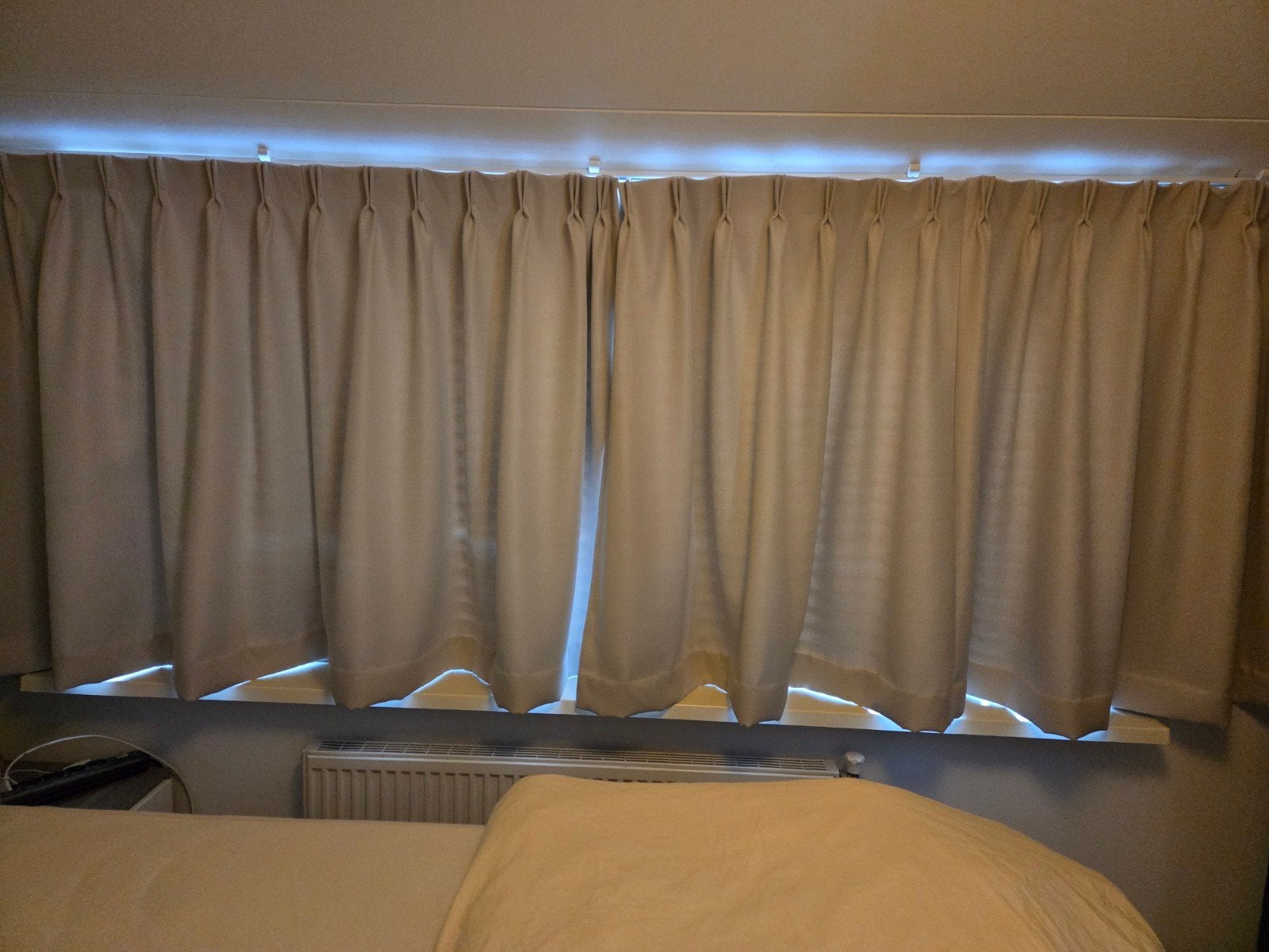 Lichte gordijnen 2.40 breedte 1.13 hoogte, Gebruikt, Beige, Ophalen of Verzenden, 113 cm