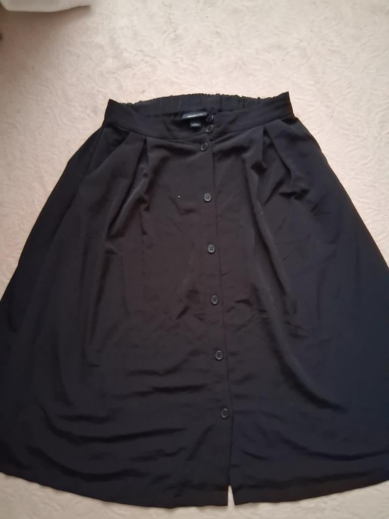 Monki Zwarte Midi Rok met Knoopsluiting - Maat L, Kleding | Dames, Rokken, Zwart, Maat 42/44 (L), Ophalen of Verzenden, Zo goed als nieuw