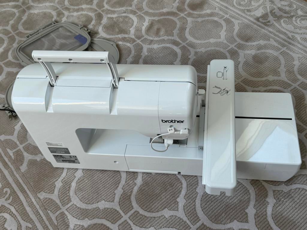 Brother Borduurmachine NV880E Compleet met veel extra’s, Hobby en Vrije tijd, Borduren en Borduurmachines, Ophalen, Zo goed als nieuw
