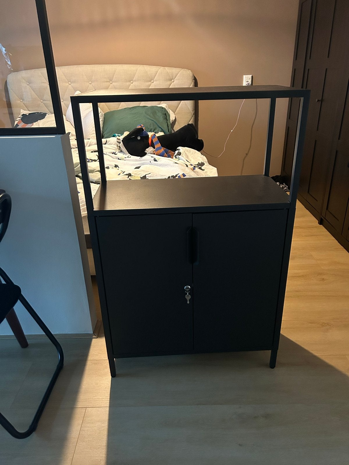 Zwart metalen kastje met slot en open vak (Ikea), Huis en Inrichting, Kasten | Overige, Ophalen, Gebruikt