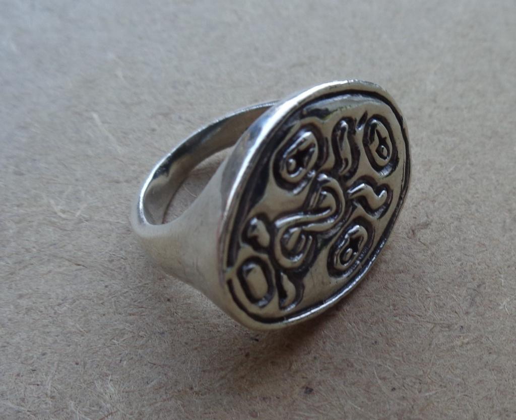 zilveren ring met een symbool [865], Verzenden, Zo goed als nieuw, 17 tot 18, Dame