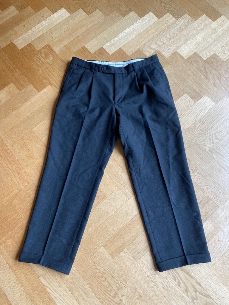 Klassieke donkergrijze heren pantalon met omslag, Kleding | Heren, Maat 52/54 (L), Ophalen of Verzenden, Grijs, Gedragen