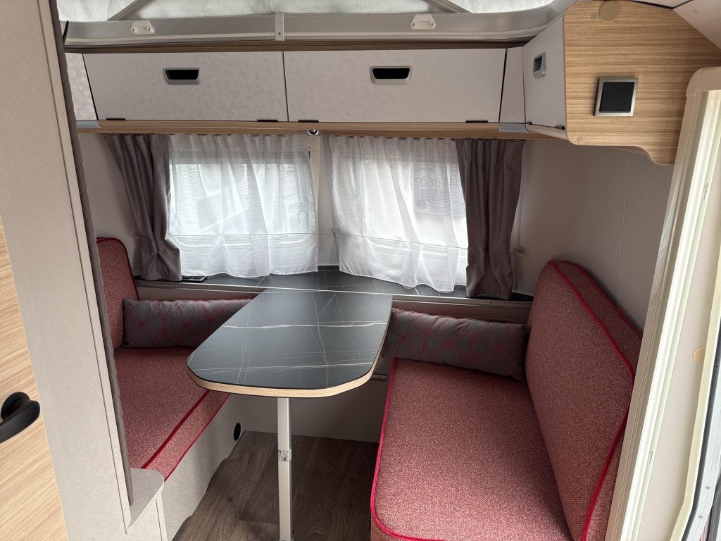 Eriba Touring 530 Tango Red 2025 Luifel/fietsendrager, Caravans en Kamperen, Standaardzit, Bedrijf, 4 tot 5 meter, Eriba