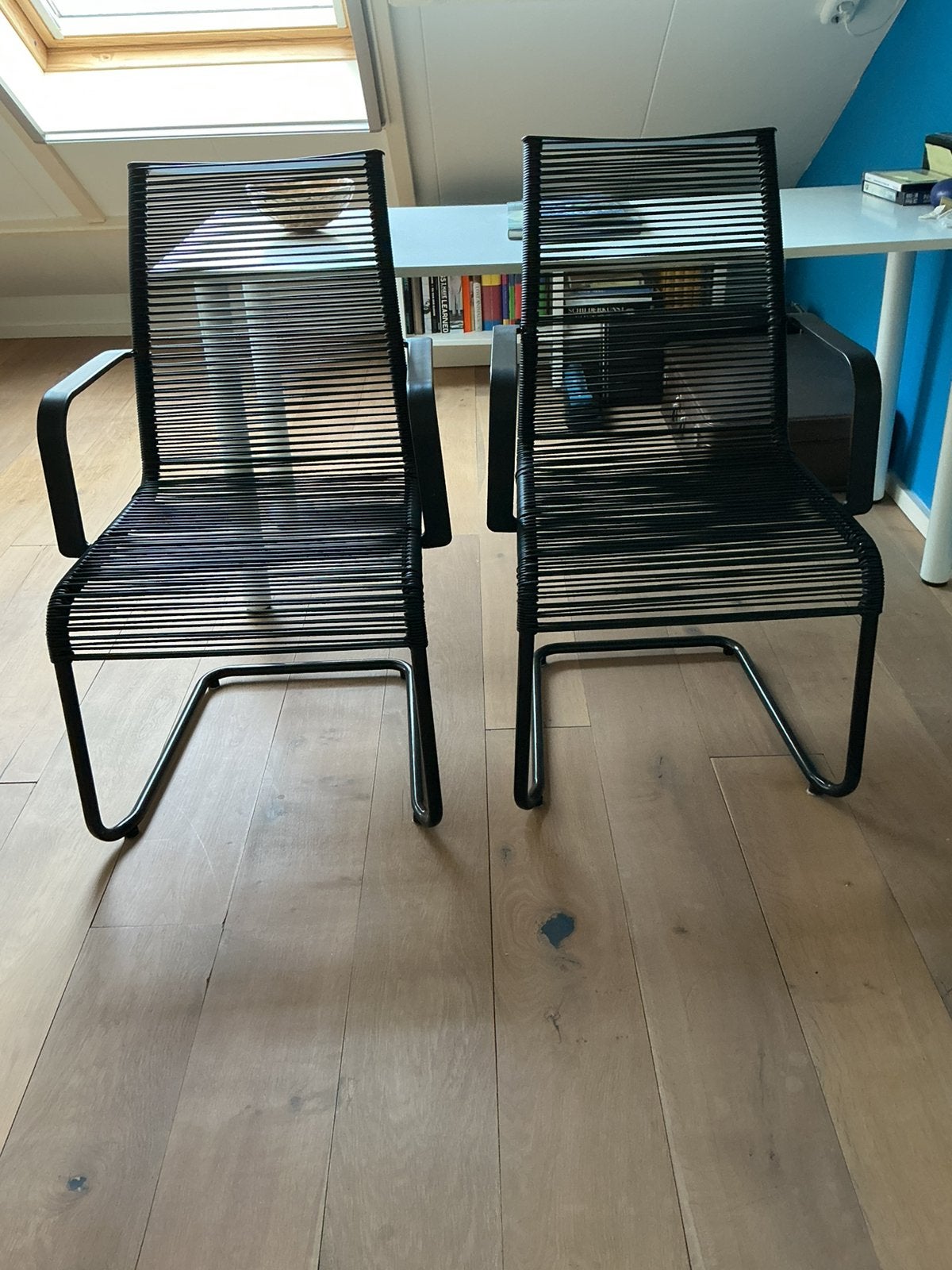 Twee dezelfde zwarte stoelen, Ophalen, Zo goed als nieuw, Zwart, Twee