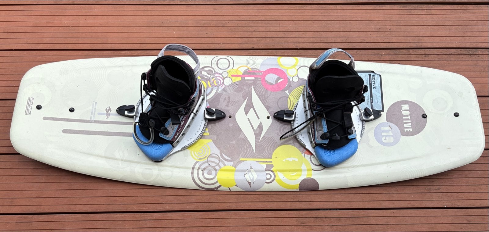 Hyperlite Motive Wakeboard 119 met bindingen, Ophalen, Gebruikt, Board en Schoenen