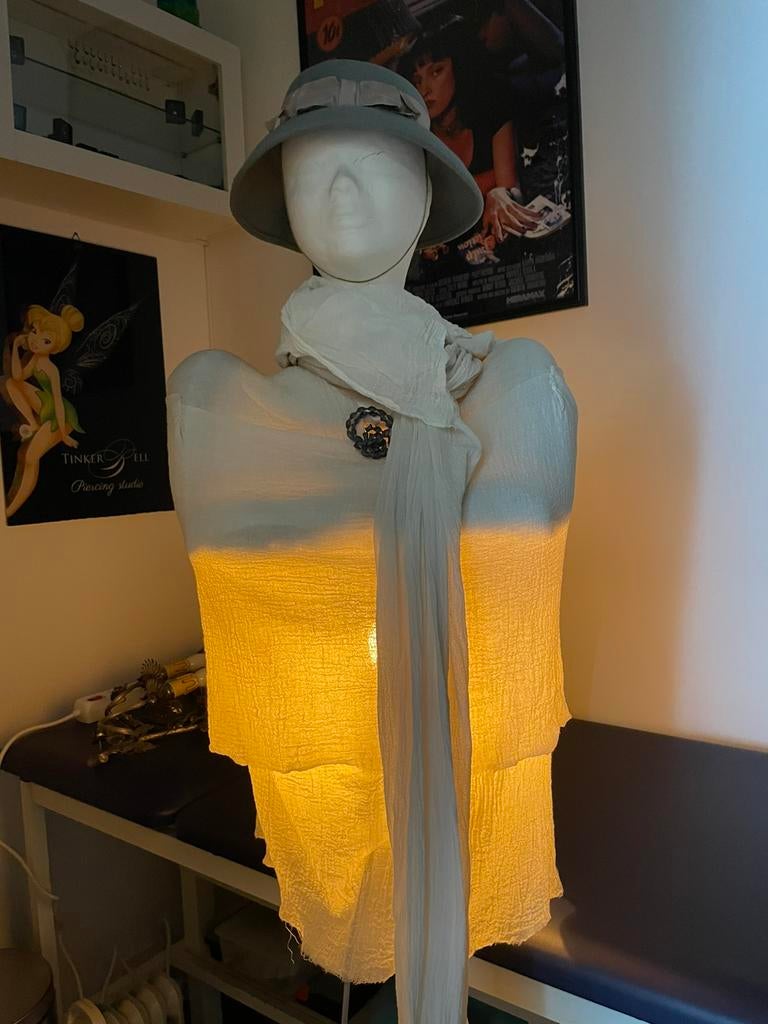 Buste van etalagepop met verlichting, Ophalen