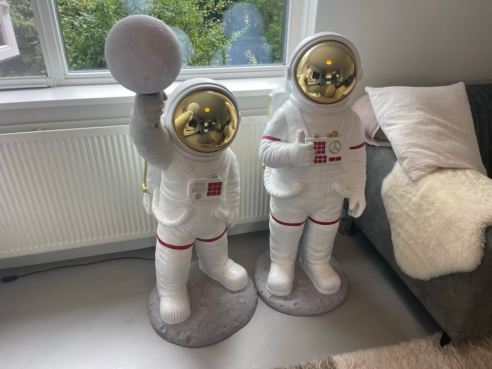 2 Unieke Astronautbeelden, 1x met maanlamp, Ophalen, Kunststof, Zo goed als nieuw, Modern