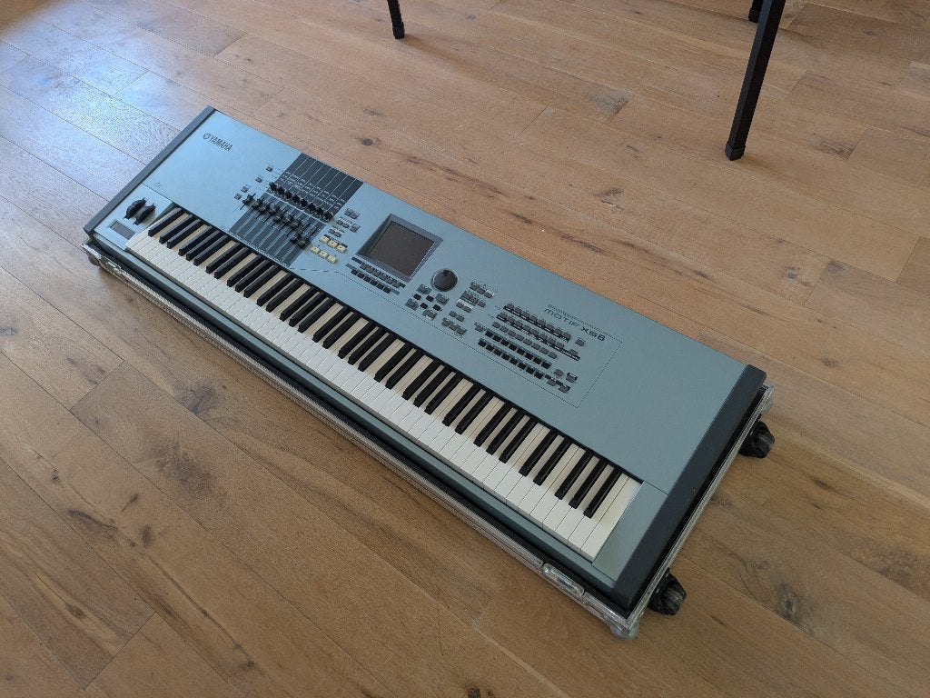 Foto 3 van Yamaha Motif XS8 met 1GB geheugen, flightcase en USB