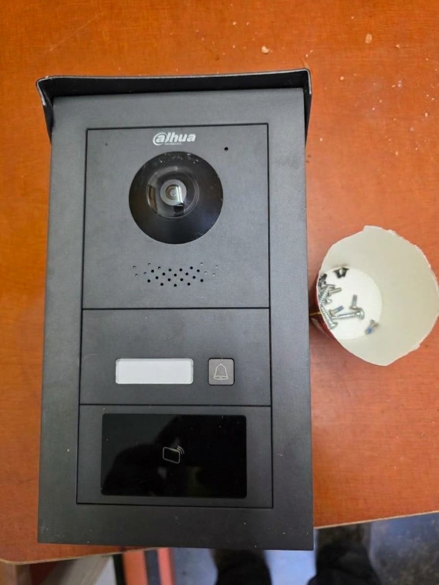 Dahua Modulaire IP Intercom Set (Camera + Belknop + Kaartlez, Ophalen of Verzenden, Zo goed als nieuw, Buitencamera