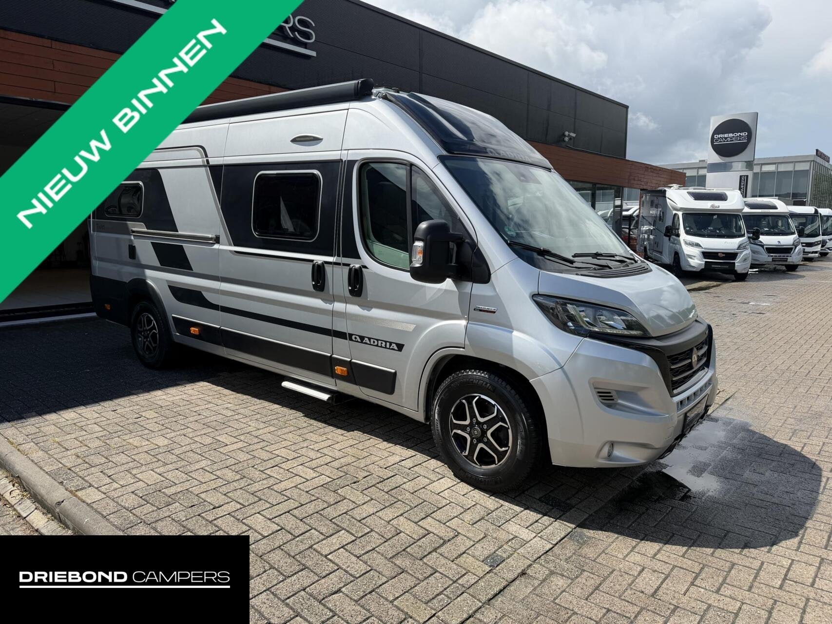 Adria Twin Supreme 640 SGX Zonnepaneel Victron Lithium Omvor, Automaat, Buscamper of Camperbus, Airbags, 6 tot 7 meter