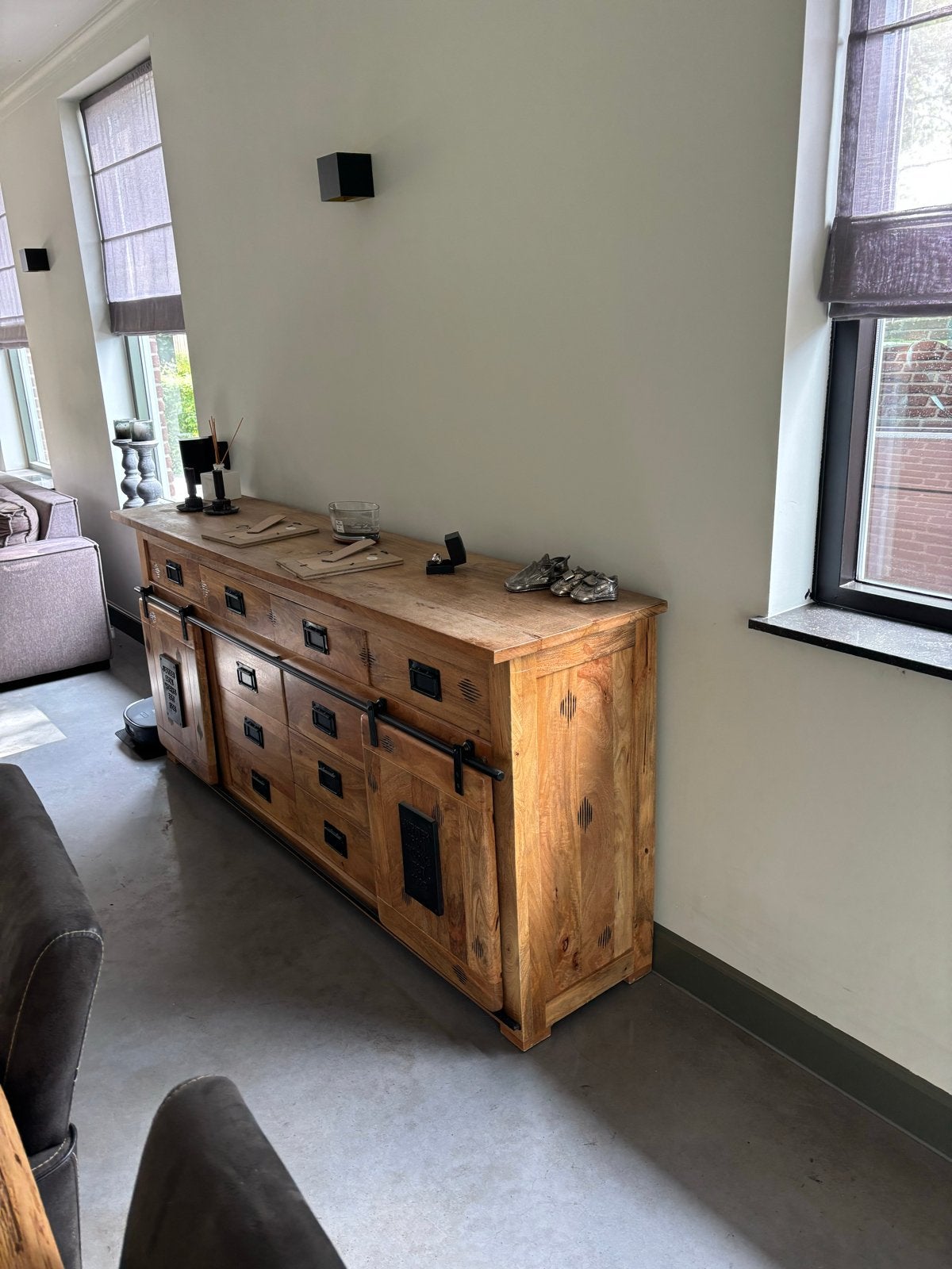 Robuust mangohouten dressoir met schuifdeuren en lades, Huis en Inrichting, Kasten | Dressoirs, Ophalen, 150 tot 200 cm, Zo goed als nieuw