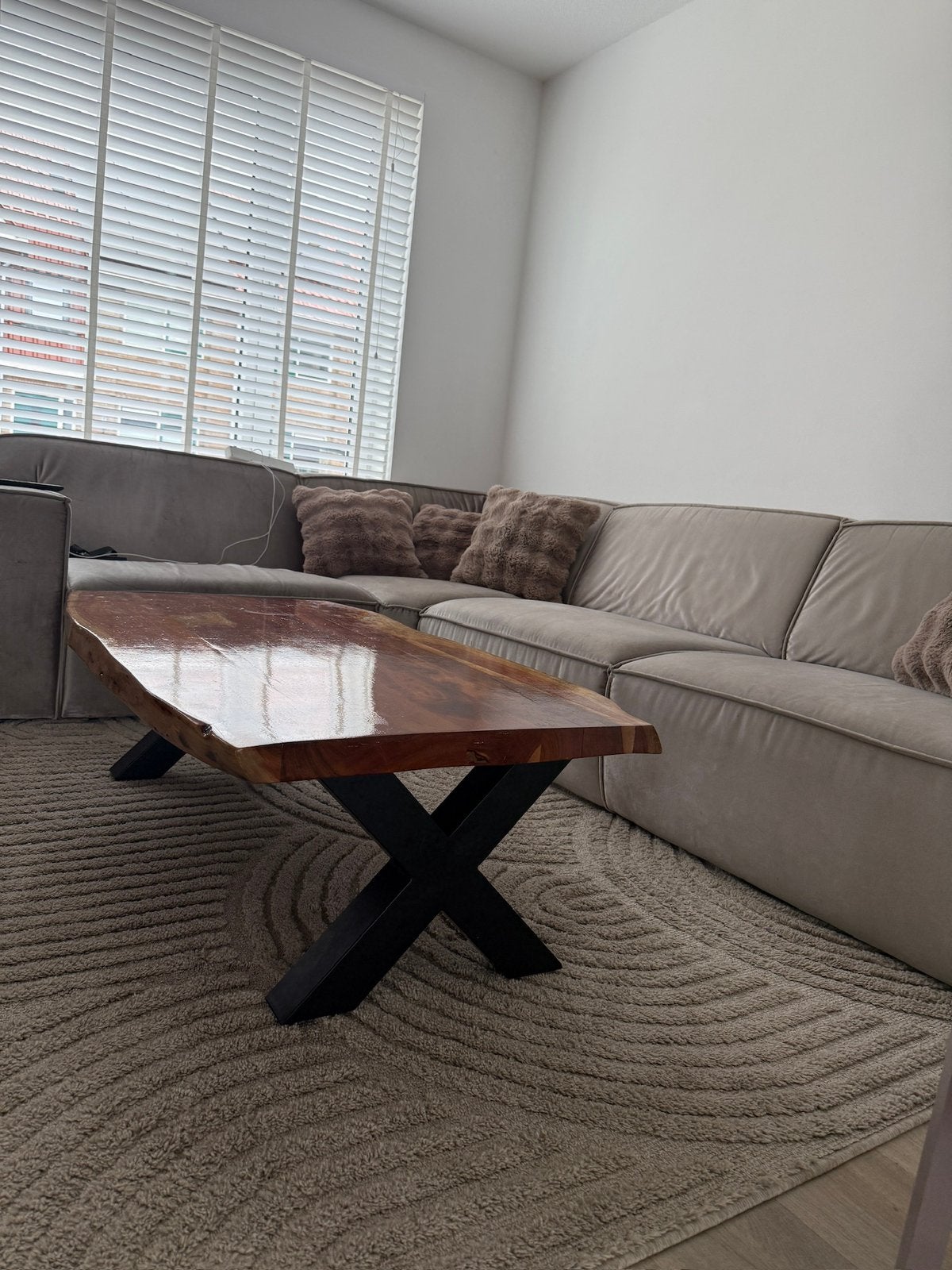 Massief Acaciahout Salontafel 130 x 70 boomstam, Huis en Inrichting, 100 tot 150 cm, Zo goed als nieuw, Rechthoekig, 50 tot 100 cm