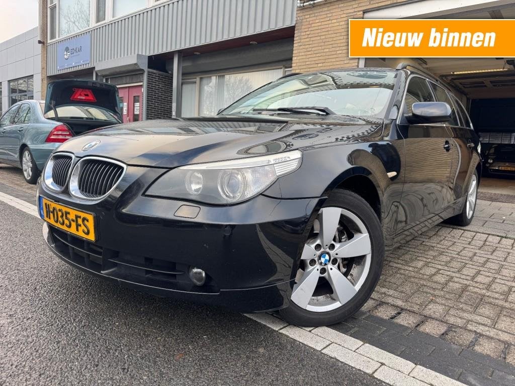 Bmw 5-SERIE 525xi Executive 4WD LEER NETTE AUTO APK 5-2027 Y, Auto's, BMW, Automaat, Gebruikt, 2000 kg, Zwart