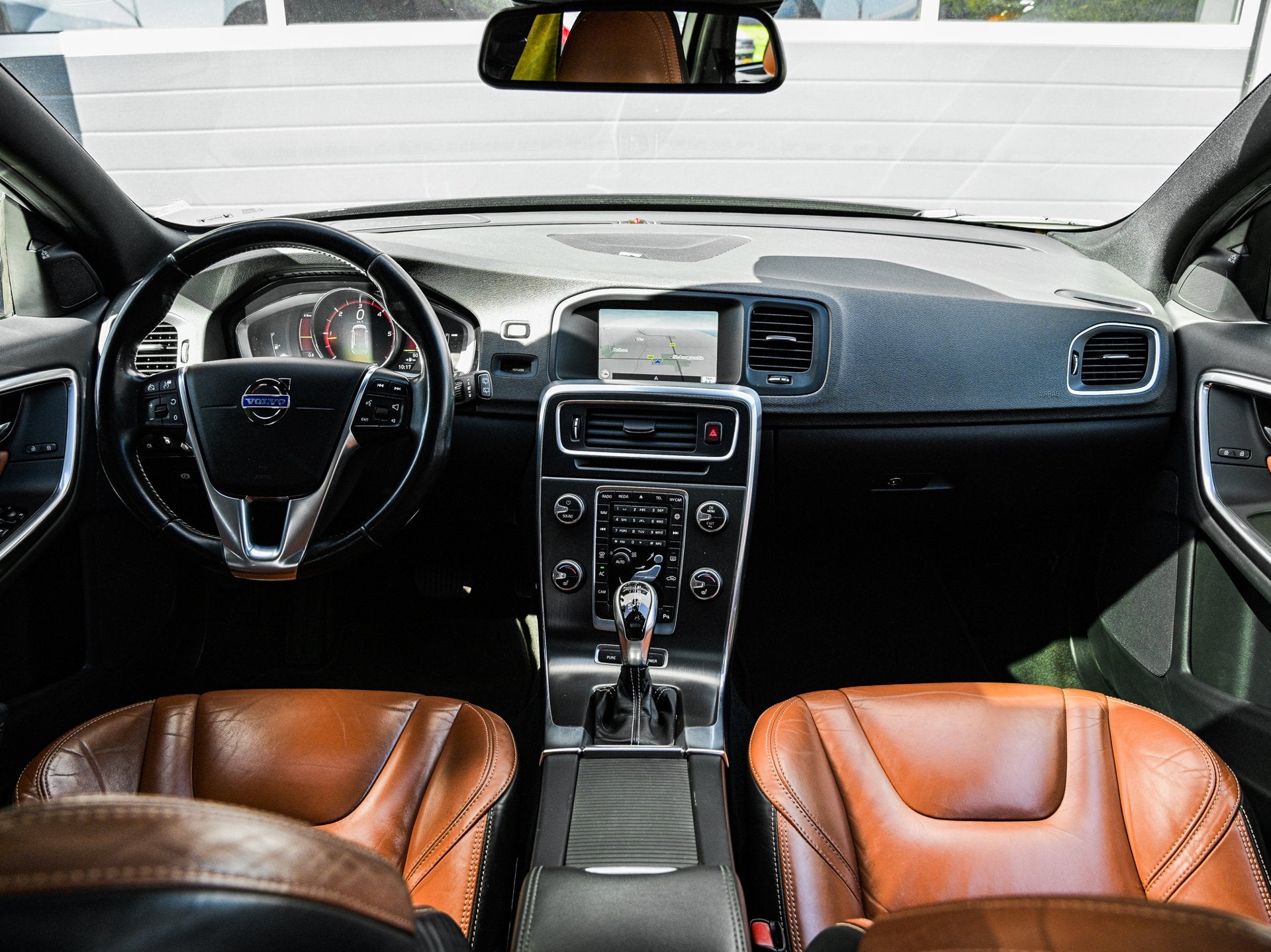 Volvo V60 2.4 D6 AWD Plug-In Hybrid Summum | Schuifdak | Led, Automaat, Zwart, Vierwielaandrijving, 11 kWh