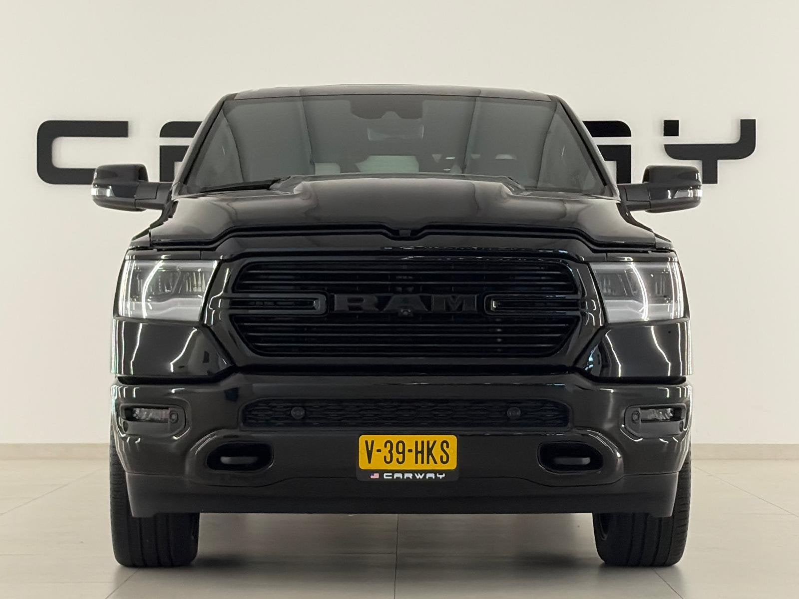 Dodge Ram 1500 5.7 V8 4x4 Laramie Night (bj 2026), Auto's, Automaat, Gebruikt, 5654 cc, Zwart