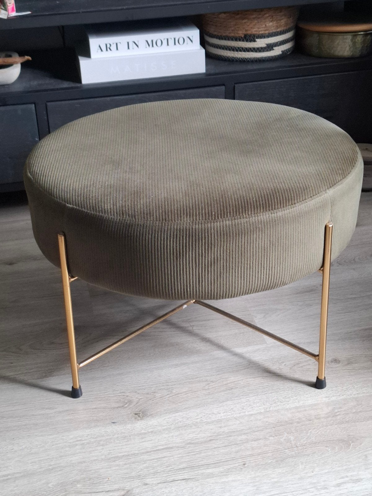 Moderne ronde poef in ribstof met gouden onderstel, Ophalen, Zo goed als nieuw, 50 tot 75 cm, 50 tot 75 cm
