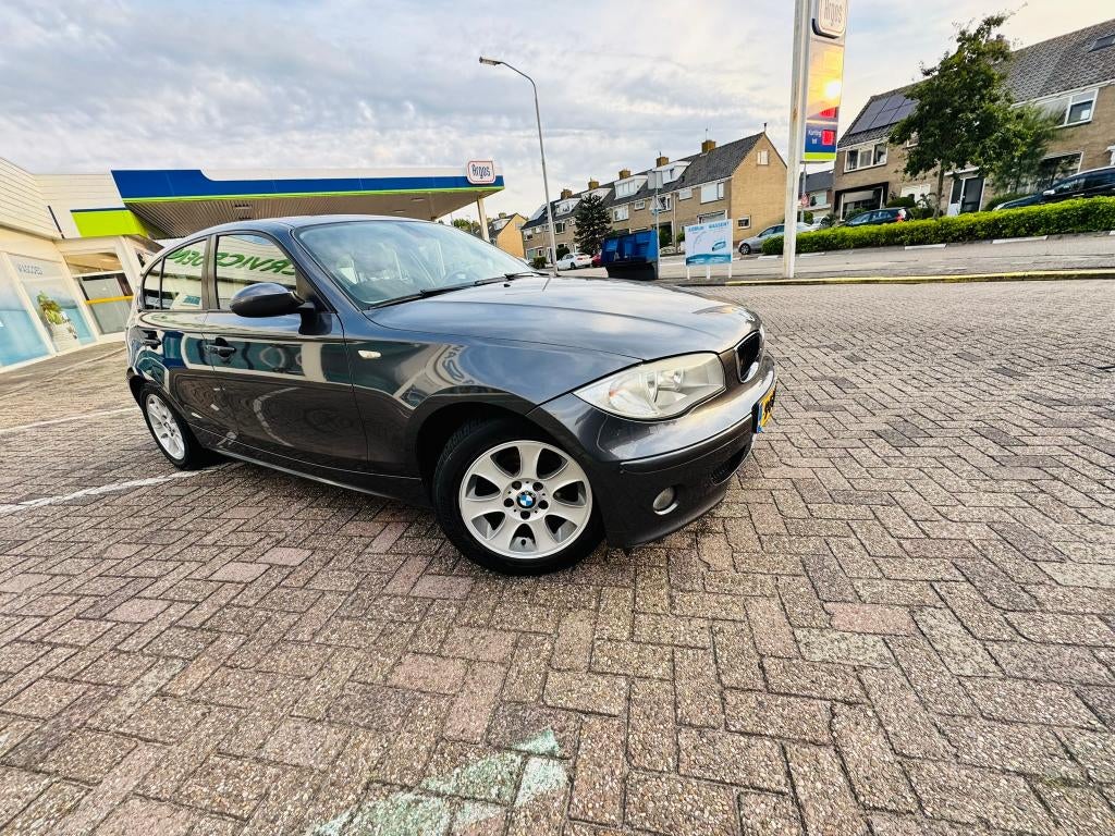 BMW 1-Serie 2.0 120I AUT 2005 Grijs, Auto's, 1995 cc, 4 cilinders, 150 pk, 665 kg