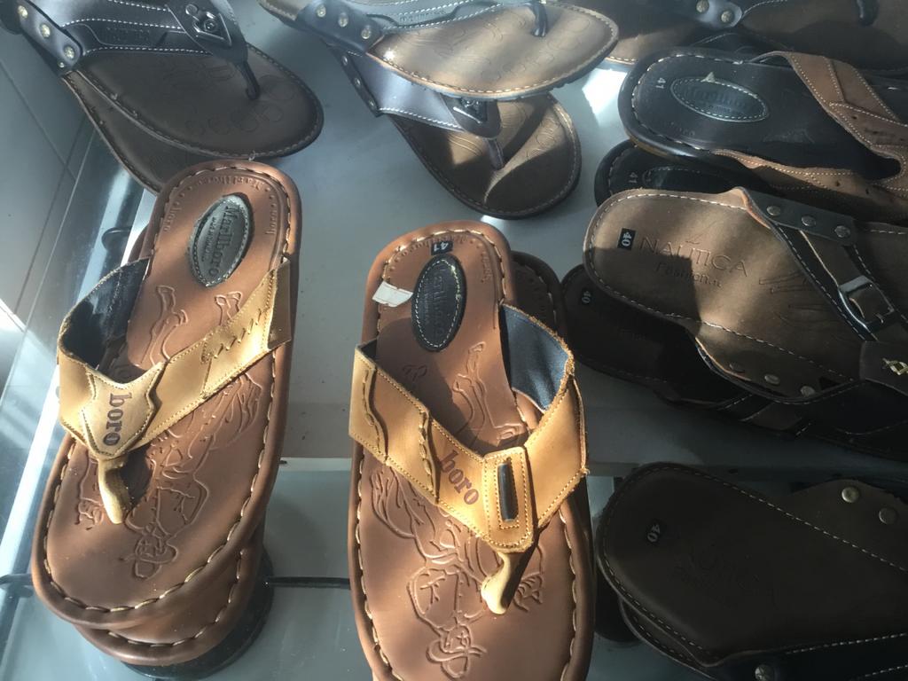 8 Paar Nieuwe slippers. Uni sex ! Made in Vietnam ), Ophalen of Verzenden, Nieuw, Bruin