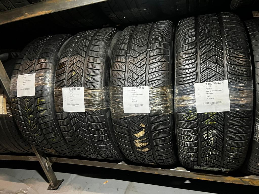 Pirelli Winterbanden 245-50-20 - Set van 4 Zo Goed Als Nieuw, Band(en), Personenwagen, 20 inch, Gebruikt