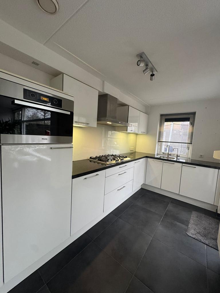 Nette Hoogglans Hoekkeuken + Miele Oven + GEDEMONTEERD