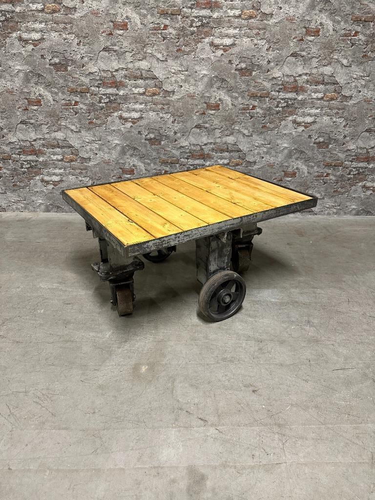 Industriële vintage salontafel op wielen nr1039, Info@antiekgroothandel.com, Grenenhout, 50 tot 100 cm, Nieuw