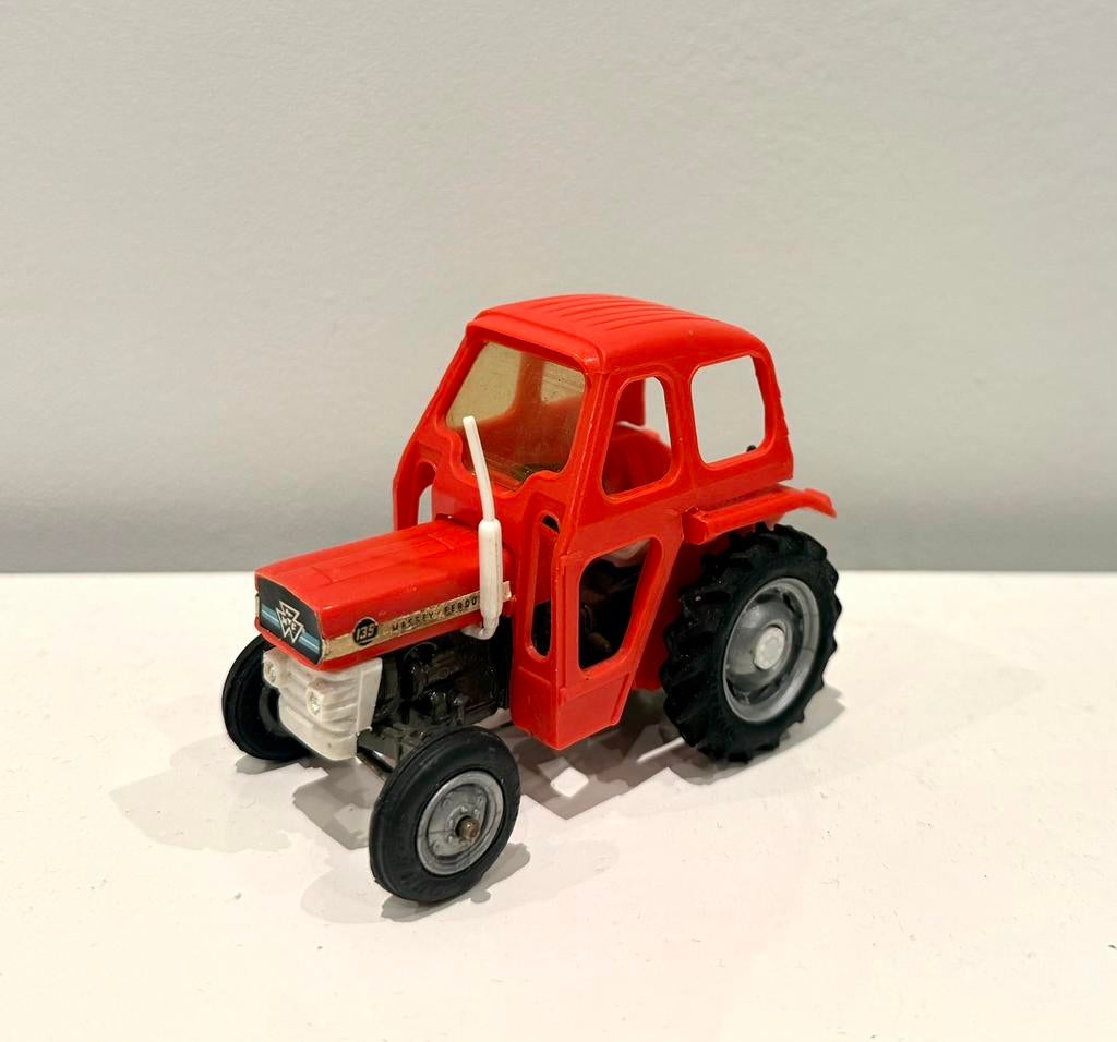 Britains Ltd 9529 Massey Ferguson 135 tractor, Verzenden, Gebruikt, Tractor of Landbouw, Britains