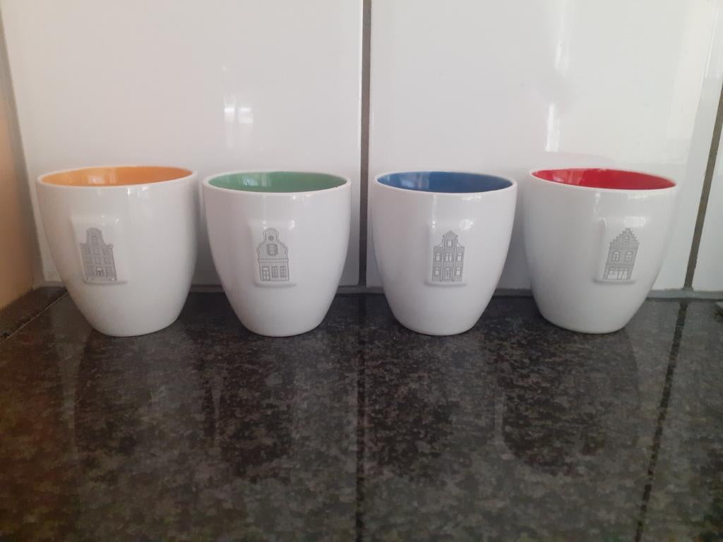 DE mokken 4 stuks van de postcode loterij met huisjes erop., Overige typen, Nieuw, Ophalen of Verzenden, Overige stijlen